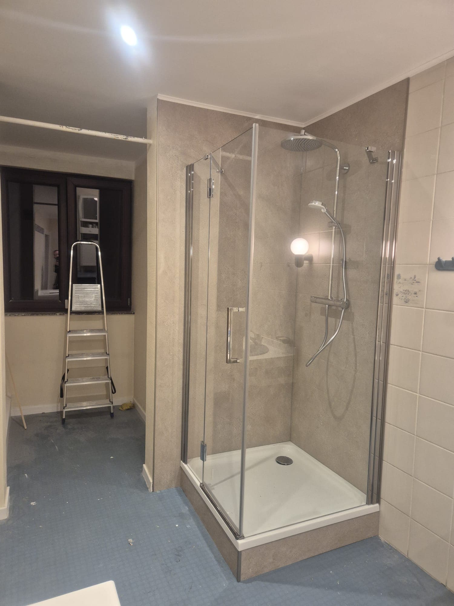 Une douche d'angle refaite de fond en comble, après les travaux