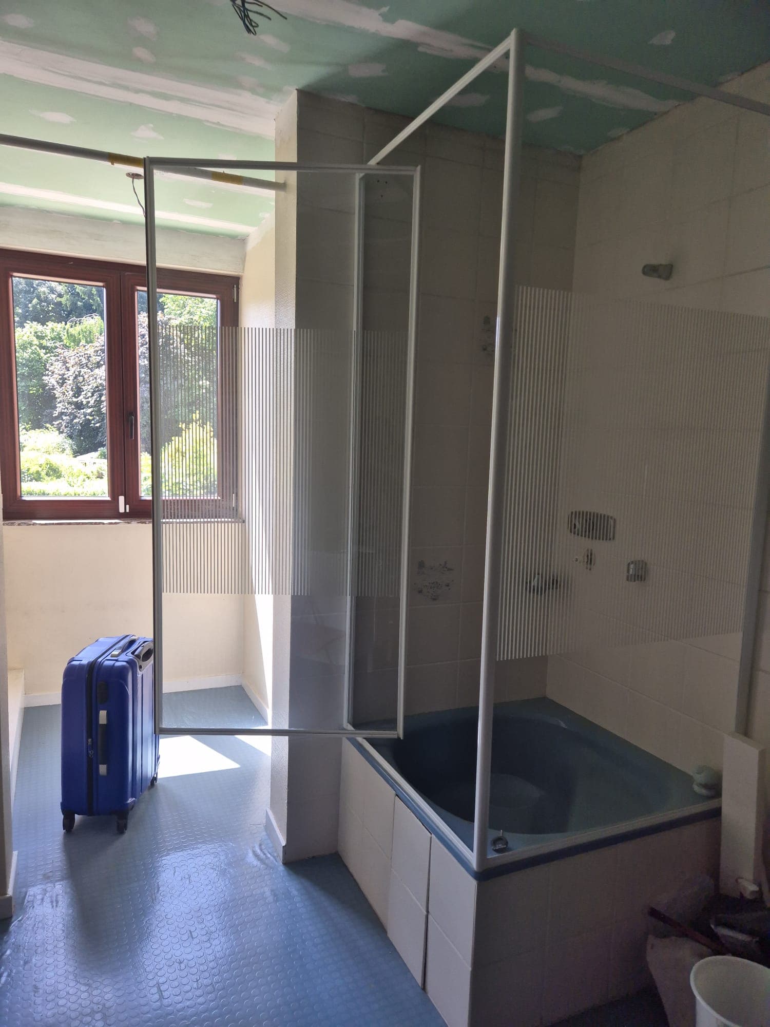 Une douche d'angle refaite de fond en comble, avant les travaux