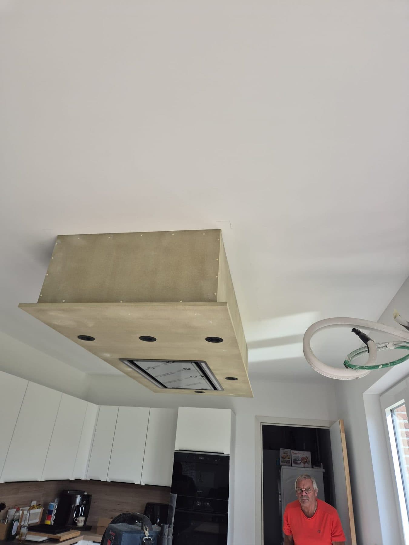 Cuisine rénovée avec caisson de hotte fixé au plafond