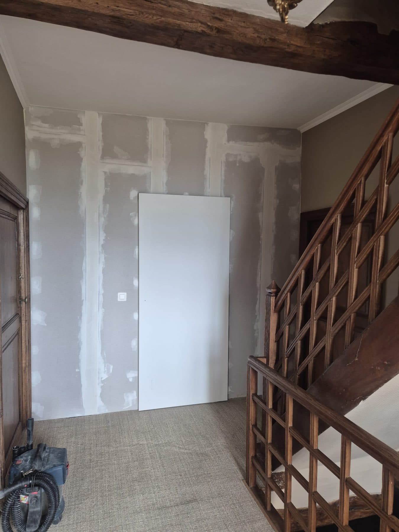 Un palier qui avait perdu sa porte, avant les travaux