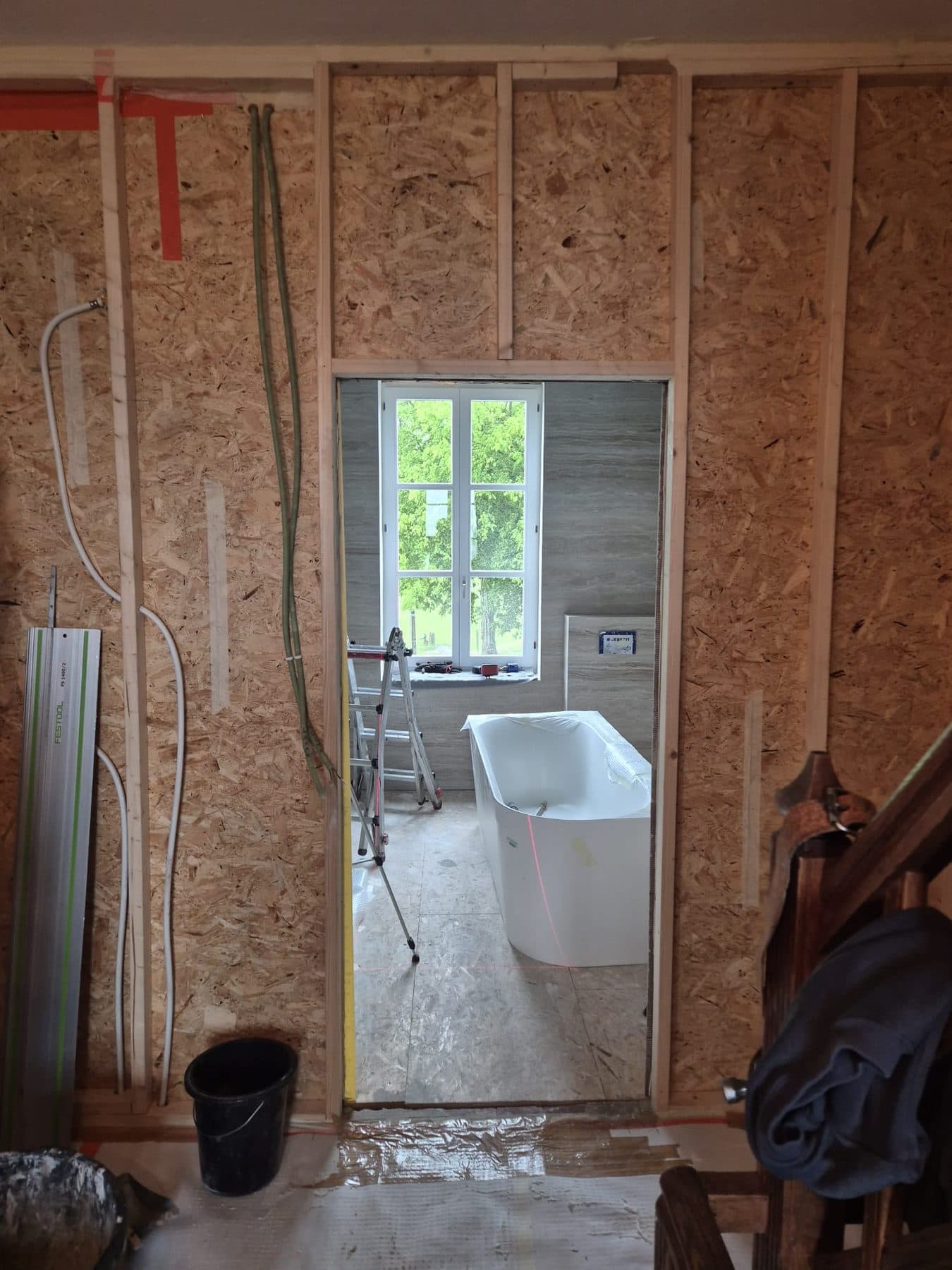 Une salle de bain montée depuis l'ossature, avant les travaux